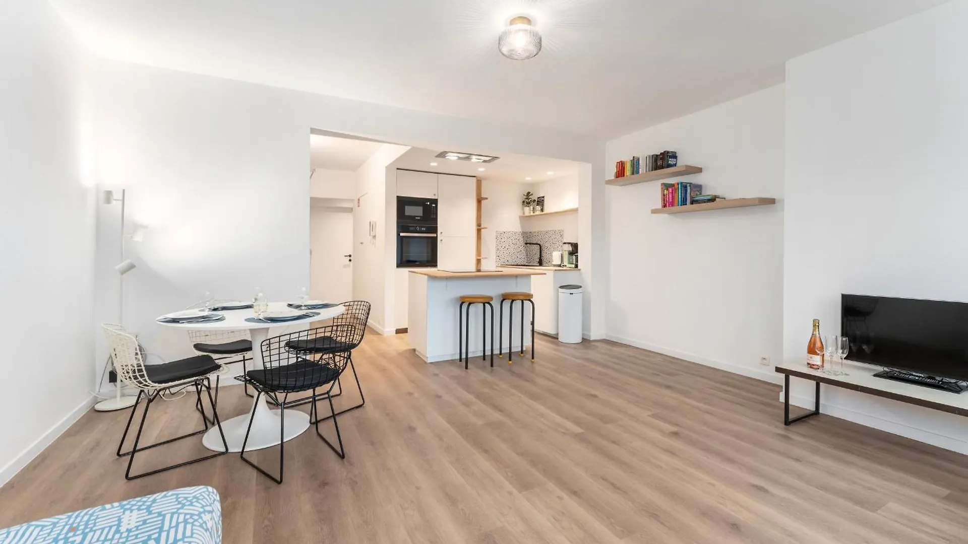 2-Bedroom Apartment With Park View contacts